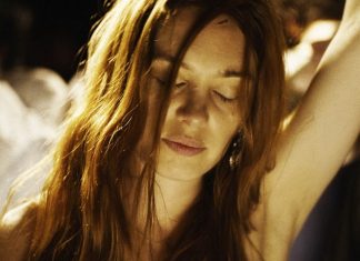 Seule et fière Jeune femme