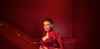 Deborah Cheetham: « La musique m’a ouvert la voie du retour »