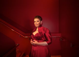 Deborah Cheetham: « La musique m’a ouvert la voie du retour »