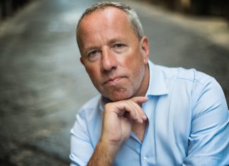 Une Napolitaine en blanc et noir