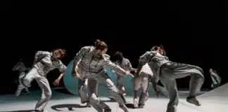 Ciel rouge et cerfs-volants à la Villette