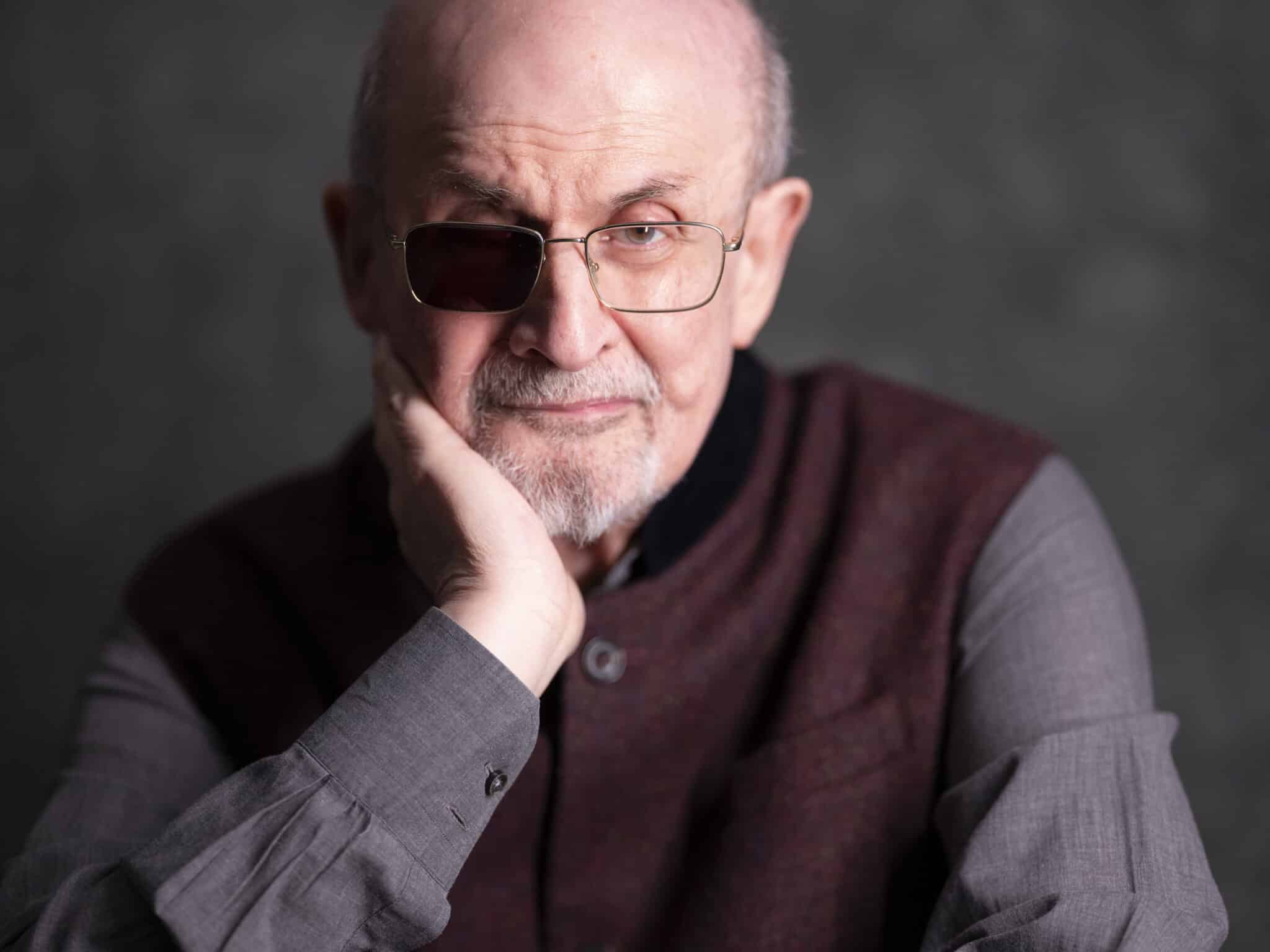 Le Couteau de Salman Rushdie est un récit saisissant sur l’attaque terroriste dont l’écrivain a été victime.