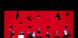 « Pessoa, since I’ve been me » de Bob Wilson : le joyeux Intranquille au Théâtre de la Ville