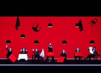 « Pessoa, since I’ve been me » de Bob Wilson : le joyeux Intranquille au Théâtre de la Ville