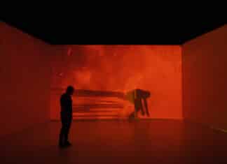 Victor de Oliveira, citoyen du « tout-monde » dans Limbo au Théâtre de la Colline