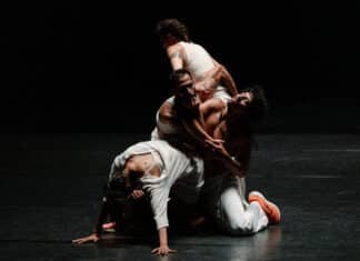 « Putain de règles ! » – Emanuel Gat réunit Kanye West et Beethoven pour un somptueux ballet