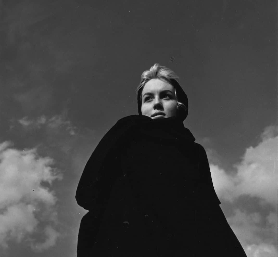 Mylène Demongeot, Les Sorcières de Salem (Raymond Rouleau) © 1957 – PATHE FILMS – DEFA © Photo Roger Corbeau - Copie