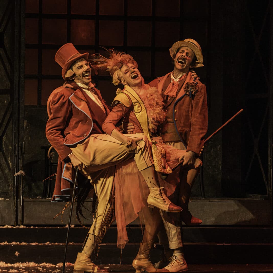 Baptiste Chabauty (Bobinet), Elsa Lepoivre (Métella), Benjamin Lavernhe (Raoul) - La Vie parisienne - Théâtre du Châtelet (c)Thomas Amouroux (18)