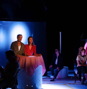 Trois pièces à voir au Festival d’Avignon : Le Deuil sied à Electre, Les Figurants et Le Projet Barthes