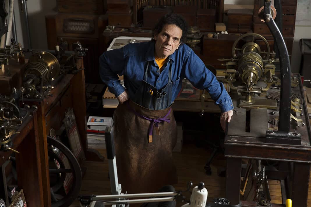 Daniel Brush avec ses machines et outils décoratifs © Nathan Crooker